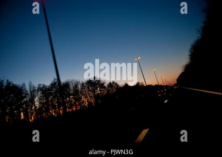 E40 motoray al tramonto (Belgio, 15/11/2011) Foto Stock