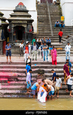 Pashupatinath, Nepal - Luglio 17, 2018 : rituale della cremazione in Pashupatinath, un famoso e sacro tempio Hindu Foto Stock