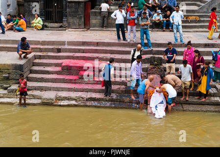 Pashupatinath, Nepal - Luglio 17, 2018 : rituale della cremazione in Pashupatinath, un famoso e sacro tempio Hindu Foto Stock