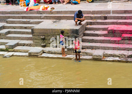 Pashupatinath, Nepal - Luglio 17, 2018 : rituale della cremazione in Pashupatinath, un famoso e sacro tempio Hindu Foto Stock