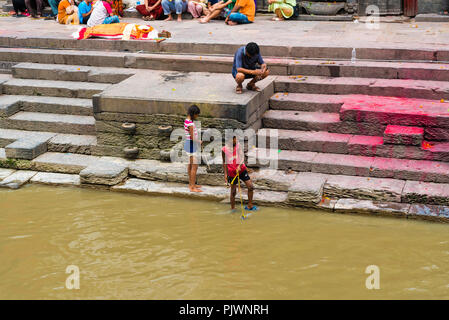 Pashupatinath, Nepal - Luglio 17, 2018 : rituale della cremazione in Pashupatinath, un famoso e sacro tempio Hindu Foto Stock