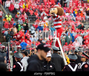 Columbus, Ohio, Stati Uniti d'America. 8 Sep, 2018. Bruto Il Buckeye conduce la Ohio State Marching Band presso il NCAA Football gioco tra Rutgers & Ohio State Buckeyes presso lo Stadio Ohio in Columbus, Ohio. Brent Clark/Cal Sport Media/Alamy Live News Foto Stock