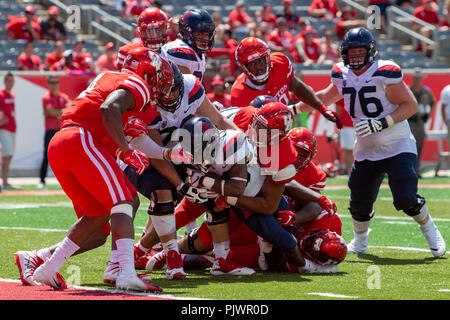 Houston, Texas. 8 settembre 2018. Houston Cougars difensivo fine Jerard carter (52) e la difesa di Houston tenere lontano Arizona Wildcats running back Gary Brightwell (23) su un cantiere gioco durante il gioco a TDECU Stadium di Houston Texas Houston Cougars Beat The University of Arizona Wildcats 45-18. Credito: Cal Sport Media/Alamy Live News Foto Stock