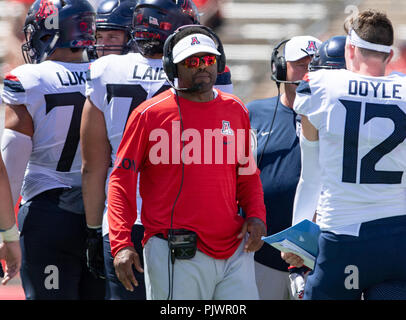 Houston, Texas. 8 settembre 2018. Arizona Wildcats head coach Kevin Sumlin durante un tempo al di fuori del gioco a TDECU Stadium di Houston Texas Houston Cougars Beat The University of Arizona Wildcats 45-18. Credito: Cal Sport Media/Alamy Live News Foto Stock