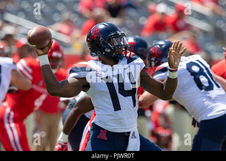Houston, Texas. 8 settembre 2018. Arizona Wildcats quarterback Khalil Tate (14) passa la palla durante il gioco a TDECU Stadium di Houston Texas Houston Cougars Beat The University of Arizona Wildcats 45-18. Credito: Cal Sport Media/Alamy Live News Foto Stock