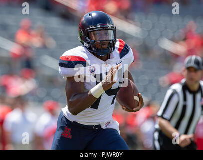 Houston, Texas. 8 settembre 2018. Arizona Wildcats quarterback Khalil Tate (14) corre la sfera per un primo verso il basso durante il gioco a TDECU Stadium di Houston Texas Houston Cougars Beat The University of Arizona Wildcats 45-18. Credito: Cal Sport Media/Alamy Live News Foto Stock