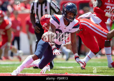 Houston, Texas. 8 settembre 2018. Houston Cougars defensive back Gleson Sprewell (21) rompe il pass destinati per Arizona Wildcats wide receiver Berryhill Stanley III (86) durante il gioco a TDECU Stadium di Houston Texas Houston Cougars Beat The University of Arizona Wildcats 45-18. Credito: Cal Sport Media/Alamy Live News Foto Stock