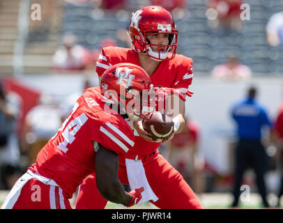 Houston, Texas. 8 settembre 2018. Houston Cougars quarterback Quinten Dormady (12) passa la palla a Houston Cougars running back Mulbah auto (34) durante il quarto trimestre del gioco a TDECU Stadium di Houston Texas Houston Cougars Beat The University of Arizona Wildcats 45-18. Credito: Cal Sport Media/Alamy Live News Foto Stock