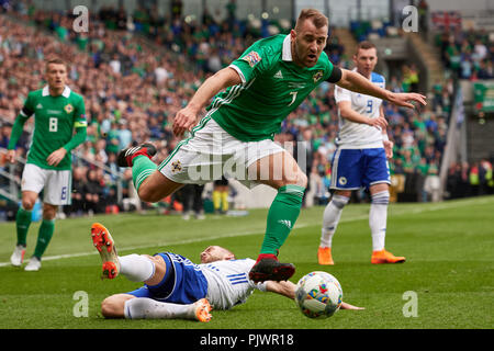 Belfast, Irlanda del Nord. 8° settembre 2018. Niall McGinn (7, Irlanda del Nord) evita un placcaggio nella UEFA Nazioni League match che finito Irlanda del Nord 1 Bosnia Erzegovina 2. Credito: Darren McKinstry/Alamy Live News Foto Stock