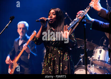 Yvonne Yanney eseguendo con il James Taylor Quartet on stage 2 del OnBlackheath Music Festival, Lewisham, Londra Foto Stock