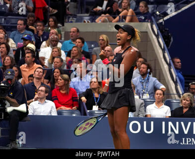 New York, Stati Uniti d'America. 8 settembre 2018. US Open Tennis: Naomi Osaka in Giappone festeggia un punto durante la sua sconfitta di Serena Williams in US Open finale donne. Williams è stato penalizzato un gioco a 4-3 nel set finale, che aggiunto polemiche per la partita. Credito: Adam Stoltman/Alamy Live News Foto Stock