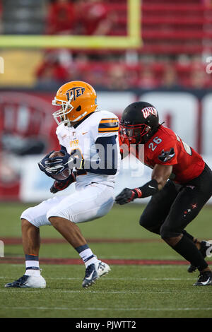 8 Settembre 2018: UTEP minatori wide receiver Juniel spugna (2) è affrontato da UNLV ribelli defensive back Jocquez Kalili (26) durante il NCAA Football gioco tra i minatori UTEP e la UNLV ribelli a Sam Boyd Stadium di Las Vegas NV. La UNLV ribelli portano i minatori UTEP al tempo di emisaturazione 38-10. Christopher trim/CSM. Credito: Cal Sport Media/Alamy Live News Foto Stock