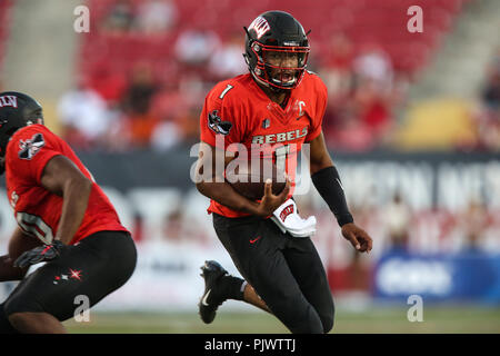 8 Settembre 2018: UNLV ribelli quarterback Armani Rogers (1) viene eseguito con il calcio durante il NCAA Football gioco tra i minatori UTEP e la UNLV ribelli a Sam Boyd Stadium di Las Vegas NV. La UNLV ribelli portano i minatori UTEP al tempo di emisaturazione 38-10. Christopher trim/CSM. Credito: Cal Sport Media/Alamy Live News Foto Stock