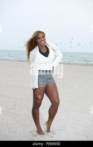 KEY BISCAYNE, FL - 29 Marzo: Serena Williams è visto sulla spiaggia dopo aver vinto il Sony Open Tennis torneo di Crandon Park Tennis Center su Marzo 29, 2014 in Key Biscayne, Florida. Persone: Serena Williams Foto Stock