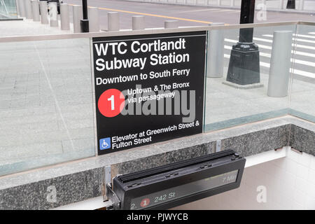 New York, Stati Uniti d'America. 8 settembre 2018. Ingresso per il WTC Cortland street stazione metro linea numero 1 dopo 9/11 attacco terroristico distrutta, la stazione dispone di nuovo mosaico per artista Ann Hamilton con citazioni da dichiarazione d'Indipendenza del 1776 & 1948 Dichiarazione Universale dei Diritti Umani delle Nazioni Unite Credito: lev radin/Alamy Live News Foto Stock