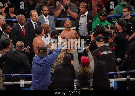 Brooklyn, New York, Stati Uniti d'America. 9 Sep, 2018. SHAWN PORTER (verde e oro trunk) reagisce all'udito il suo nome come ha annunciato il vincitore del suo WBC welterweight championship bout contro DANNY GARCIA presso la Barclays Center di Brooklyn, New York. Credito: Joel Plummer/ZUMA filo/Alamy Live News Foto Stock