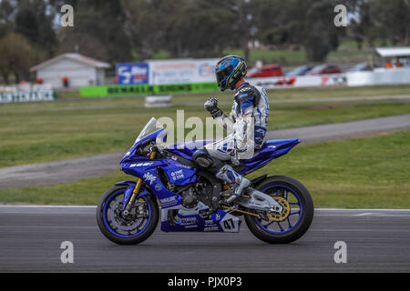 Victoria, Australia. Il 9 settembre 2018. #47 Wayne Maxwell celebra una gara due vincere dopo un arresto in gara uno dei sei round della Australian campionati Superbike Credito: Brett keating/Alamy Live News Foto Stock