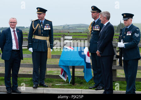 RAF Valley, Anglesey, Galles 8 settembre 2018. Il Maresciallo dell'aria Michael Wigston svelata la straordinariamente montato Hawk aeromobili custode di gate a RAF Valley, che vi fu collocata in un progetto da un team combinato della RAF, Babcock e BAESYSTEMS. Credito: Michael Gibson/Alamy Live News Foto Stock