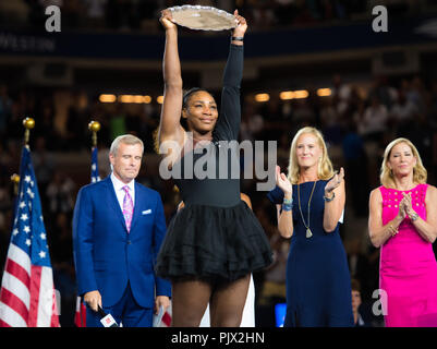 New York, Stati Uniti d'America. 8 settembre 2018. Serena Williams degli Stati Uniti durante la cerimonia di premiazione dopo la womens finale del 2018 US Open Grand Slam torneo di tennis. New York, Stati Uniti d'America. 8. settembre 2018. 8 Sep, 2018. Credit: AFP7/ZUMA filo/Alamy Live News Foto Stock