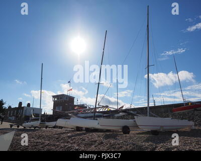 Sheerness, Kent, Regno Unito. 9 Sep, 2018. Sessantesimo intorno al Isle of Sheppey gara: 62 concorrenti impostato su off sotto un cielo azzurro e sole per il sessantesimo intorno al Isle of Sheppey gara organizzata dall'Isle of Sheppey Sailing Club. Il 35-40 miglio in senso orario il periplo dell'isola nell'estuario del Tamigi è aperto a derive, catamarani e tavole a vela e comprende sul mare, sul fiume & estuario la vela con i concorrenti di dover ribaltare il loro mestiere per ottenere sotto il ponte Kingsferry. Credito: James Bell/Alamy Live News Foto Stock