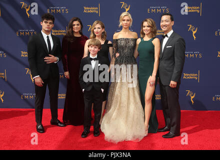 LOS ANGELES, CA - 8 settembre: Emery Kelly, da sinistra, Tiffani Thiessen, Finn Carr, Jolie Jenkins, Isabel può, Paris Berelc, Eddie Shin, al 2018 Creative Arts Emmy Awards presso il Teatro di Microsoft L.A. Vive a Los Angeles, la California il 8 settembre 2018. Credito: Faye Sadou/MediaPunch Foto Stock