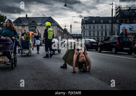 Copenhagen, Danimarca. 8 settembre 2018. Migliaia di cittadini preoccupati marzo le strade di Copenaghen come parte del Global Action Day 2018, persone il clima di marzo a Copenaghen. I manifestanti richiedono un intervento urgente da parte dei governi di tutto il mondo ad impegnarsi per un fossile mondo libero per evitare ulteriori cambiamenti climatici. (Photo credit: Gonzales foto - Simon Skipper). Foto Stock