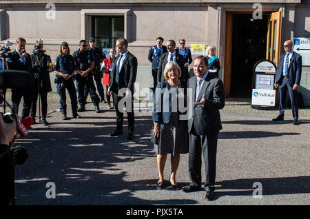 Stoccolma, Svezia. 9 Sep, 2018. Il primo ministro di Svezia Stefan Lofven anteriore (R) parla di media al di fuori di una stazione di polling dopo la fusione il suo voto a Stoccolma, Svezia, Sett. 9, 2018. I seggi elettorali aperti in Svezia la domenica mattina come il paese a capo per un'elezione che sembra destinata a girare la Svezia nazionalista Partito democratico in kingmakers politico. Credito: Shi Tiansheng/Xinhua/Alamy Live News Foto Stock