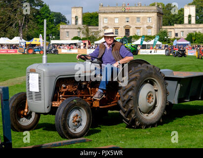 I trattori nell'anello principale al 2018 Frampton Conutry show gloucestershire UK Foto Stock