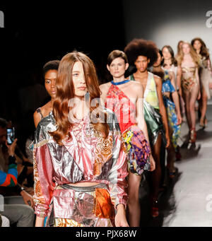 New York, Stati Uniti d'America. 8 settembre 2018. Modelli di pista a piedi per il Custo Barcelona Primavera/Estate 2019 pista mostra durante la settimana della moda di New York al Molo 59 Studios at Chelsea Piers, Manhattan Credito: Sam Aronov/Alamy Live News Foto Stock