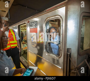 New York, Stati Uniti d'America. 08 Sep, 2018. Il conduttore Whitney poco presiede l'arrivo del primo treno un'uptown IRT numero 1, annunciando oltre il treno interfono del che la stazione è aperto. Diciassette anni dopo essere stato distrutto in Settembre 11, 2001 Il Cortlandt Street-Word centro commerciale alla stazione metropolitana di New York si apre per il business il Sabato, 8 settembre 2018 attirare orde di aficionados della metropolitana, turisti e curiosi per la sua grande apertura. Credito: Richard Levine/Alamy Live News Foto Stock