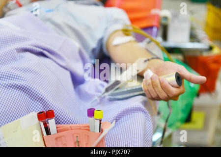 La donazione di sangue, trasfusione di sangue, controllare specificato, il digiuno, la cura della salute in ospedale Foto Stock