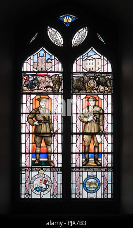 Finestra di vetro colorato di figli di Sir James Knott entro il memorial chapel, Chiesa di San Giacomo e San Basilio, Fenham, Newcastle, Nord Est Inghilterra Foto Stock