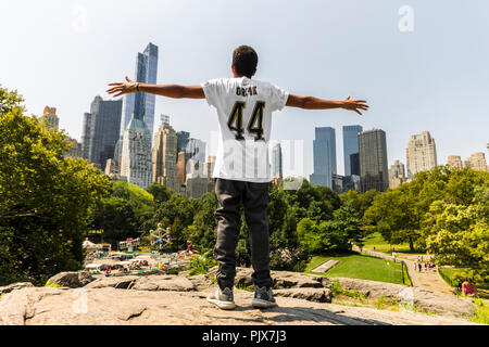 La città di New York. Giovane uomo caucasico guardando a Central Park South Central Park, con notevoli edifici tra cui Hampshire House e JW Marriott e Foto Stock