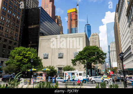 La città di New York. Il Triborough Bridge e Tunnel competente, edificio di ventilazione e ingresso del Hugh L. Carey Tunnel (in precedenza chiamato Brooklyn Foto Stock
