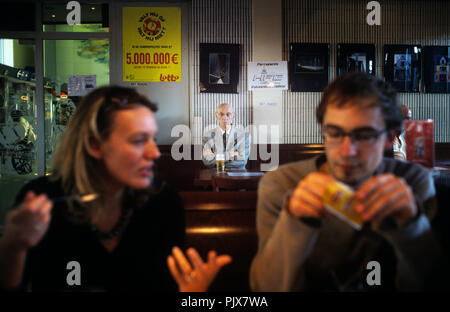 Un vecchio uomo seduto nella stazione ferroviaria a buffet in Hasselt (Belgio, 21/09/2007) Foto Stock