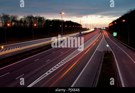 Traffico su autostrada E40 al tramonto (Belgio, 01/04/2011) Foto Stock