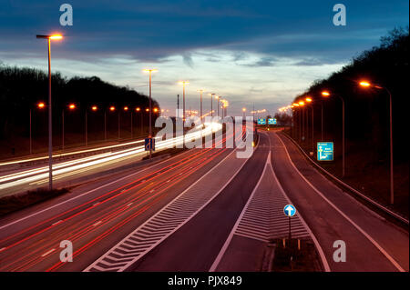 Traffico su autostrada E40 al tramonto (Belgio, 01/04/2011) Foto Stock