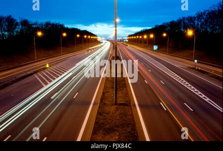 Traffico su autostrada E40 al tramonto (Belgio, 01/04/2011) Foto Stock