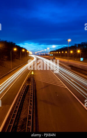 Traffico su autostrada E40 al tramonto (Belgio, 01/04/2011) Foto Stock