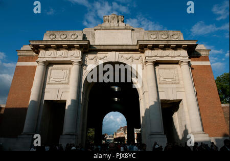 Il Menenpoort, Mening Memorial Gate di Ypres dedicata alla British mancanti e soldati del Commonwealth dalla I Guerra Mondiale (Belgio, 09/07/2009) Foto Stock