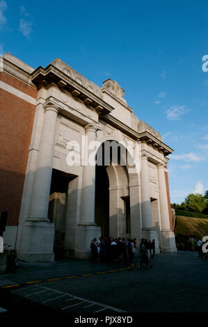 Il Menenpoort, Mening Memorial Gate di Ypres dedicata alla British mancanti e soldati del Commonwealth dalla I Guerra Mondiale (Belgio, 09/07/2009) Foto Stock