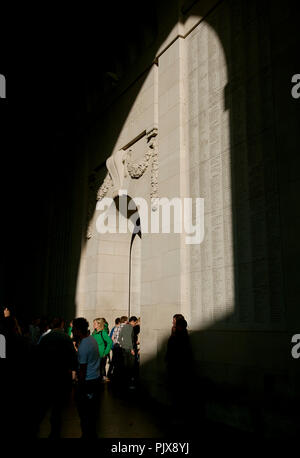 Il Menenpoort, Mening Memorial Gate di Ypres dedicata alla British mancanti e soldati del Commonwealth dalla I Guerra Mondiale (Belgio, 09/07/2009) Foto Stock