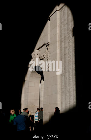 Il Menenpoort, Mening Memorial Gate di Ypres dedicata alla British mancanti e soldati del Commonwealth dalla I Guerra Mondiale (Belgio, 09/07/2009) Foto Stock