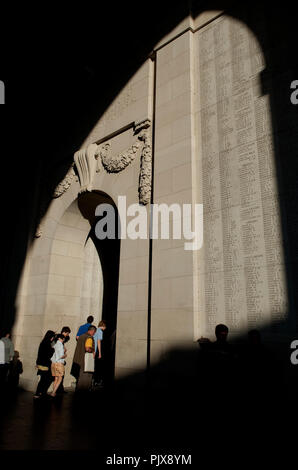 Il Menenpoort, Mening Memorial Gate di Ypres dedicata alla British mancanti e soldati del Commonwealth dalla I Guerra Mondiale (Belgio, 09/07/2009) Foto Stock