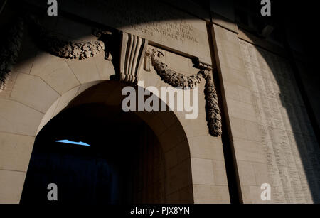 Il Menenpoort, Mening Memorial Gate di Ypres dedicata alla British mancanti e soldati del Commonwealth dalla I Guerra Mondiale (Belgio, 09/07/2009) Foto Stock