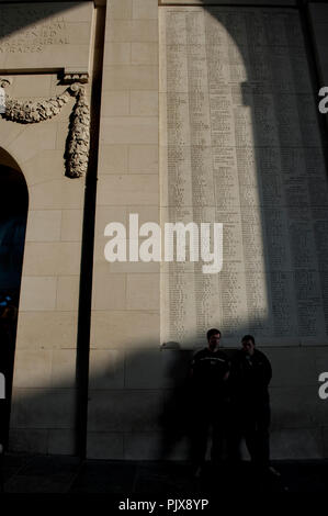 Il Menenpoort, Mening Memorial Gate di Ypres dedicata alla British mancanti e soldati del Commonwealth dalla I Guerra Mondiale (Belgio, 09/07/2009) Foto Stock