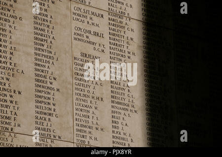 Il Menenpoort, Mening Memorial Gate di Ypres dedicata alla British mancanti e soldati del Commonwealth dalla I Guerra Mondiale (Belgio, 09/07/2009) Foto Stock