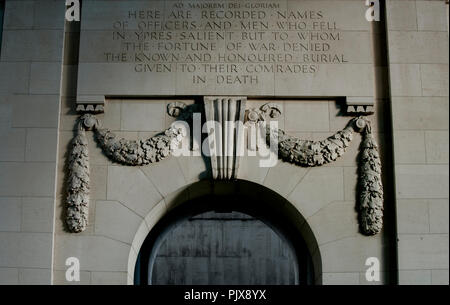 Il Menenpoort, Mening Memorial Gate di Ypres dedicata alla British mancanti e soldati del Commonwealth dalla I Guerra Mondiale (Belgio, 09/07/2009) Foto Stock