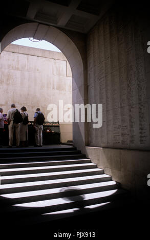 Il Menenpoort, Mening Memorial Gate di Ypres dedicata alla British mancanti e soldati del Commonwealth dalla I Guerra Mondiale(Belgio, 11/05/2008) Foto Stock