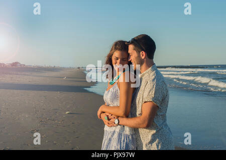 Romantico coppia giovane costeggiata sulla spiaggia, Spring Lake, New Jersey, STATI UNITI D'AMERICA Foto Stock